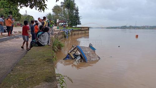 Nyemplung ke Sungai Mahakam Diduga karena Rem Blong, Truk Muatan Kayu Tenggelam