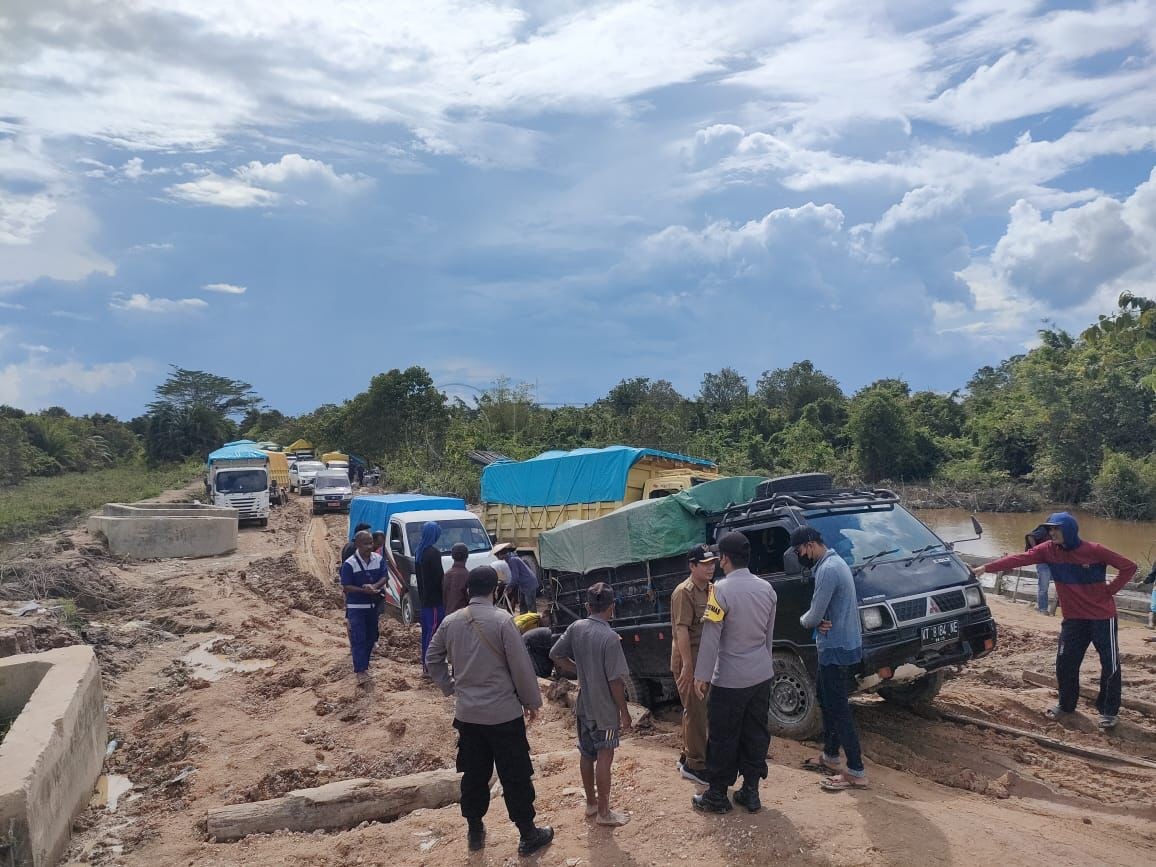 Penuh Lubang dan Berlumpur, Jalan di Kabupaten Terkaya Kutai Kartanegara Memalukan