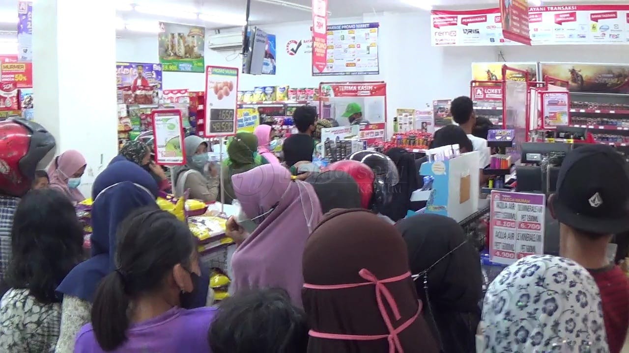 Warga Balikpapan Serbu Minimarket Berburu Minyak Goreng