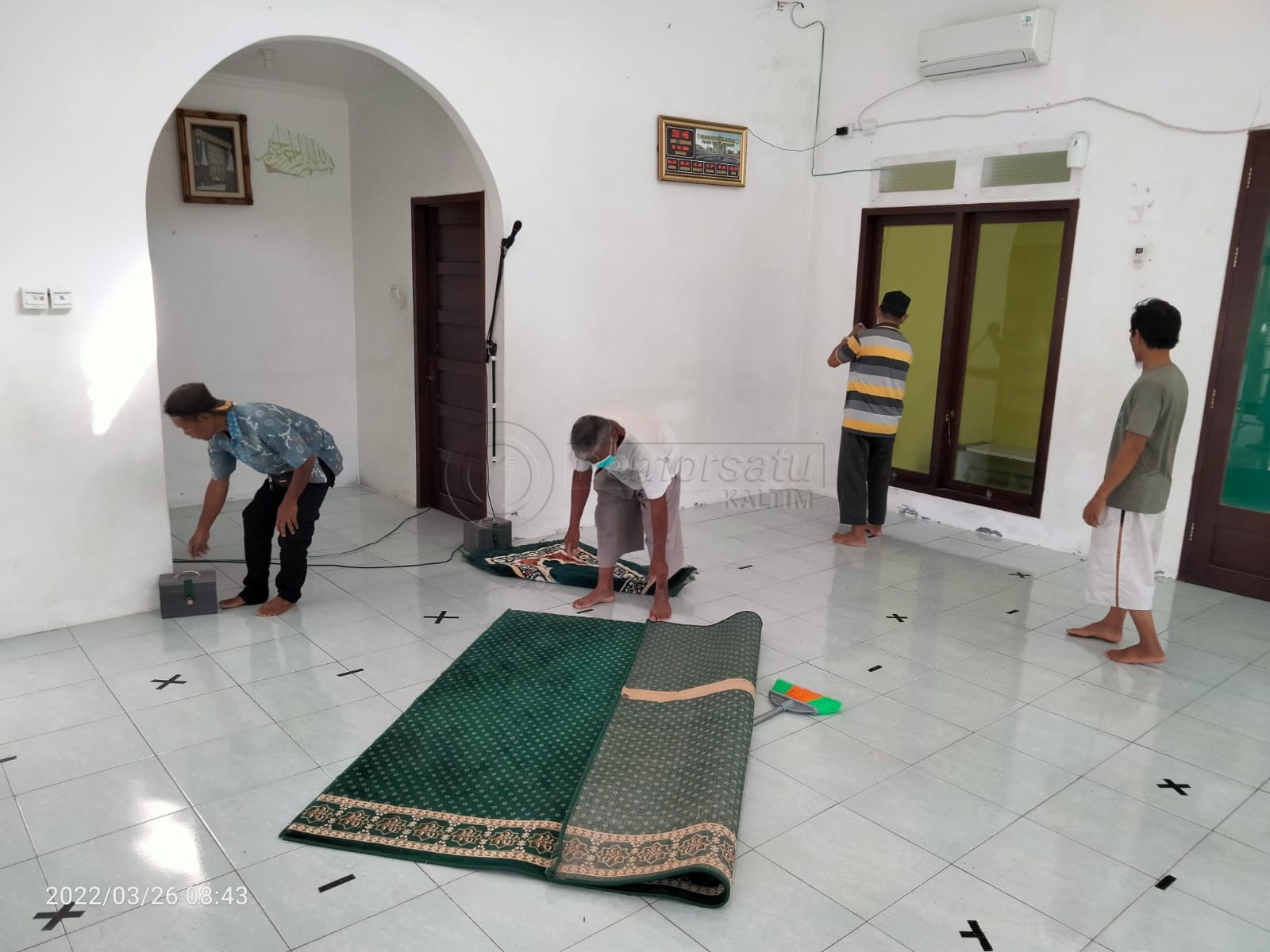 Sambut Ramadan, Karang Taruna Garuda Mulia Bersih-Bersih Masjid hingga Berbagi Takjil