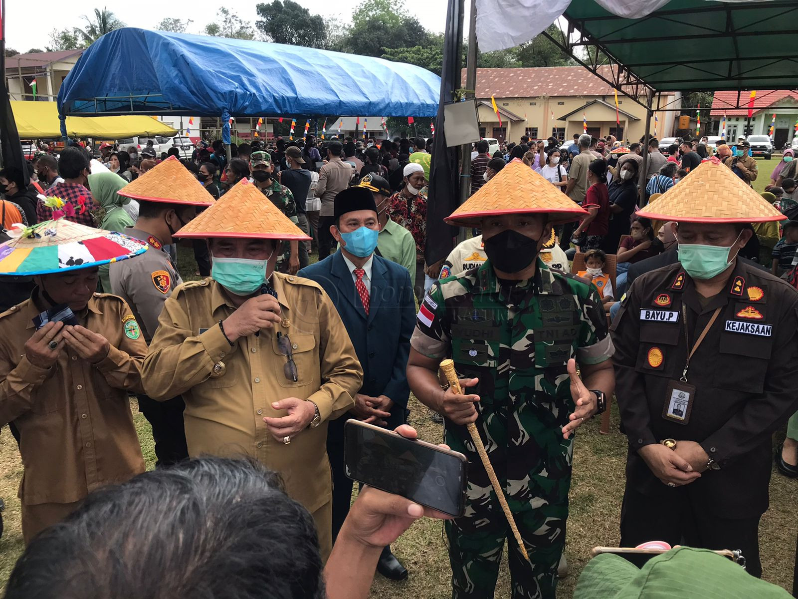 Dongkrak Jiwa Nasionalisme Warga Sendawar, Dandim 0912 Kubar Resmikan Kampung Pancasila dan Vaksinasi Massal