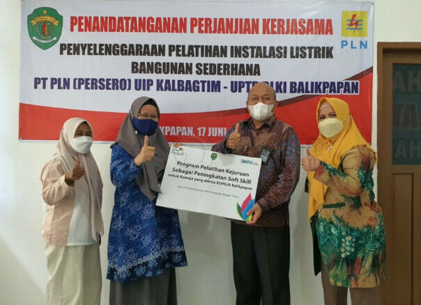 PLN Bantu 10 Anak dan Kelompok Bank Sampah