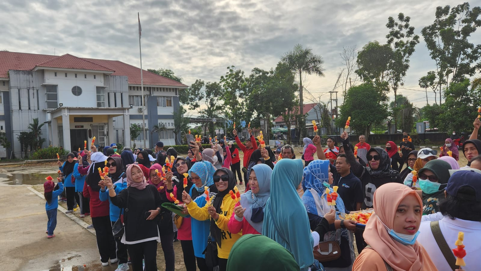 Kampanyekan Germas, Bupati Ajak Masyarakat Makan Buah dan Olahraga Teratur