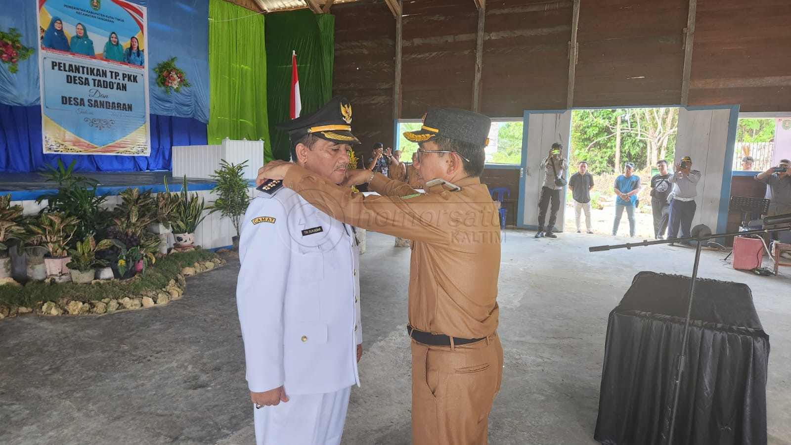 Dikukuhkan Bupati, Tri Sukadar Kembali Jabat Camat Sandaran