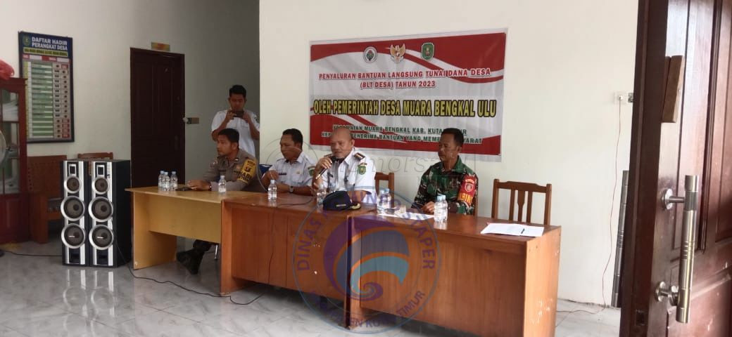 Pemdes Muara Bengkal Ulu Serahkan BLT-DD pada 51 KPM