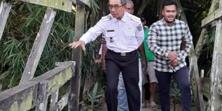 Sudah Tak Layak, Bupati Perintahkan Jembatan Sungai Rapak Segera Dibangun