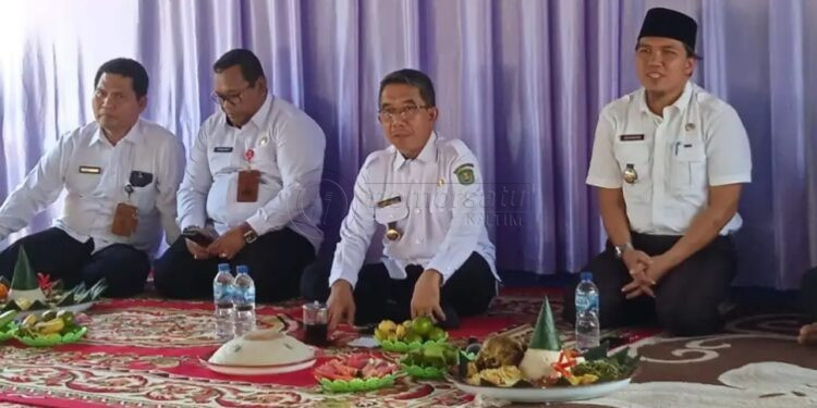 Bupati Kutim Ikut Menari di Penutupan HUT Ke-26 Desa Mawai Indah