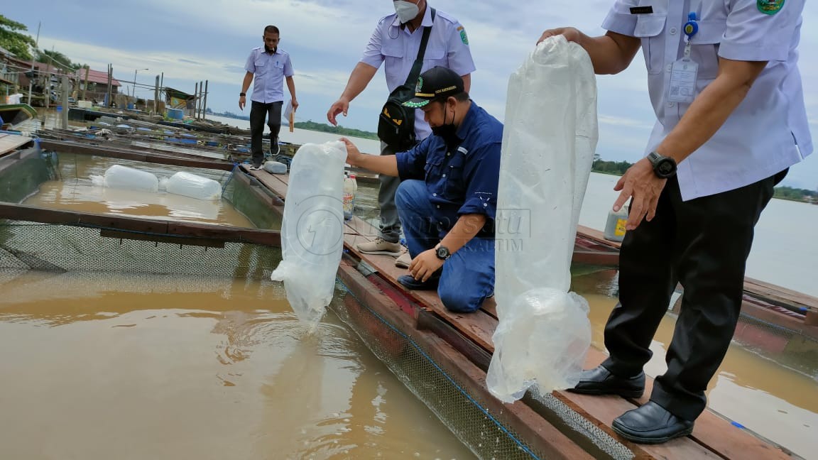 Abdul Rasid Serahkan Bantuan Aspirasi Sektor Perikanan