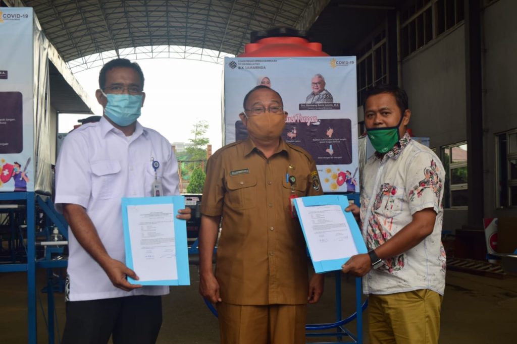 Peduli Pandemi, BLK Samarinda Serahkan Bantuan Untuk Warga