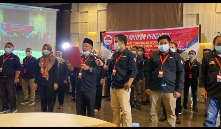 Pelantikan Pengurus AJKT, Dorong Wartawan Kutim Lebih Akurat dan Profesional