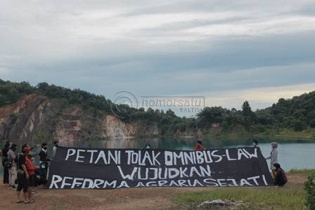 Bentangkan Spanduk di Lubang Bekas Tambang, Aktivis Suarakan Nasib Petani