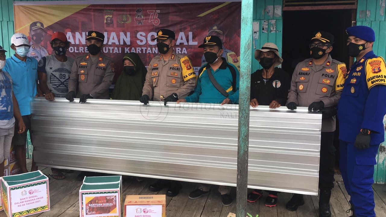 Polres Kukar Bantu Korban Angin Puting Beliung di Desa Sepatin