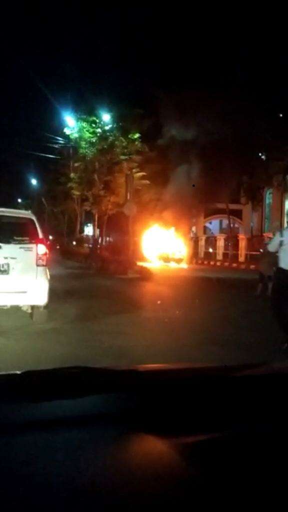 Angkot Terbakar Saat di Lampu Merah