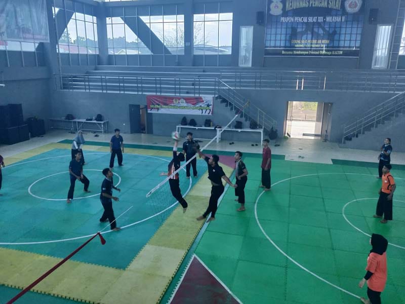 Hindari Kebosanan, Atlet Silat Latihan Voli dan Sepak Bola