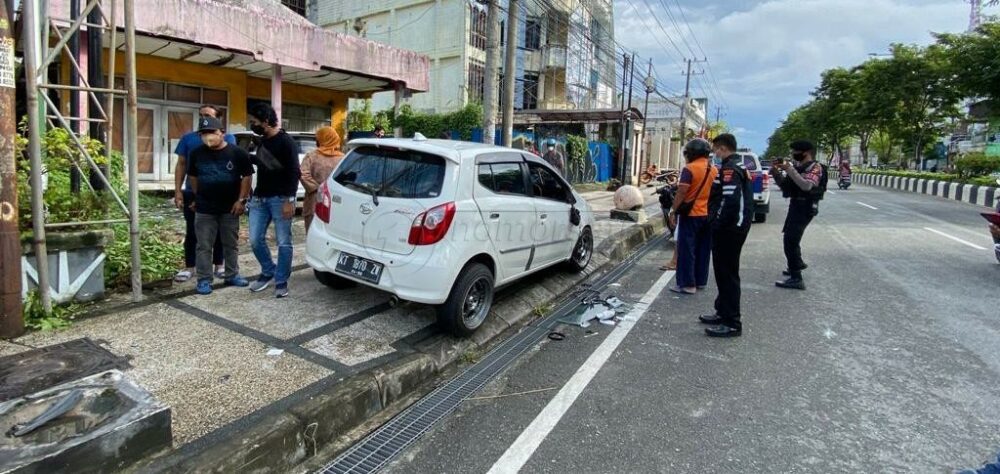 Ayla Keluar Jalur Gara-Gara Sopir Bau Alkohol