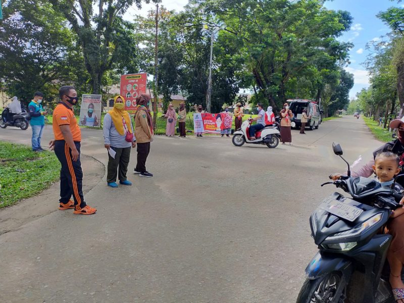 Nakes Turun ke Jalan, Bagikan Masker dan Edukasi Warga Sangasanga