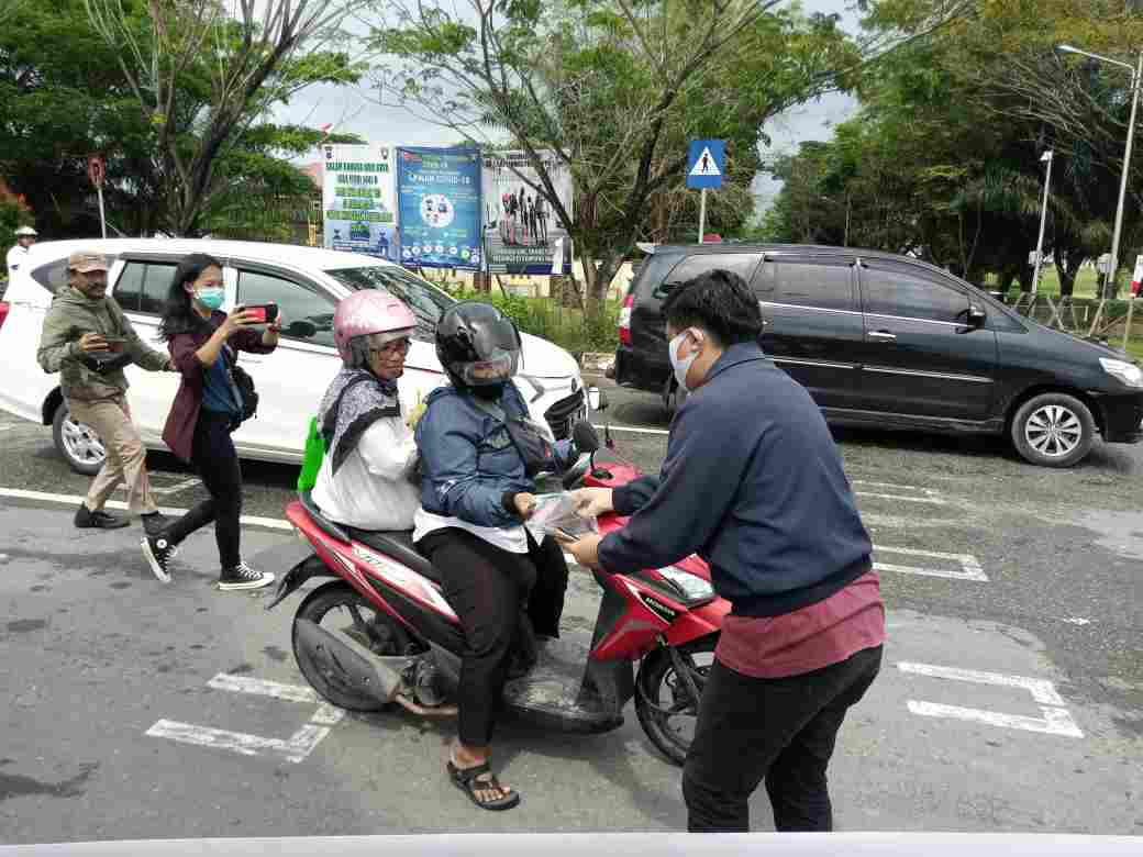 Relawan Bagi-Bagi APD