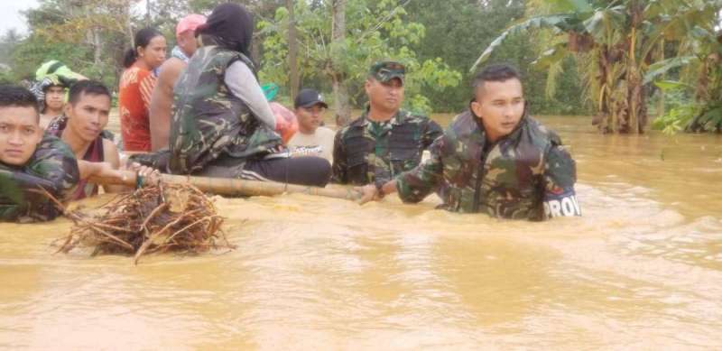 Banjir Kalsel, TNI Bantu Evakuasi Warga