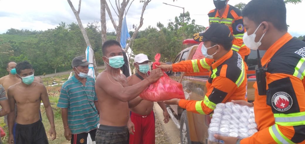 Relawan Banda Indonesia Serahkan Bantuan untuk Penggali Makam COVID-19