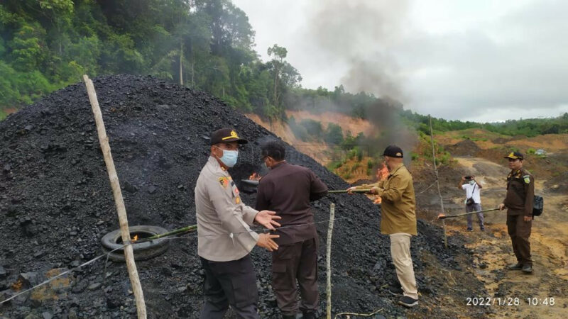 Kejari Kukar Musnahkan Batu Bara Ilegal Ratusan Ton