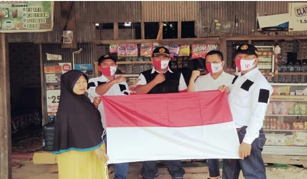 LPPNRI Kutim Bagikan 250 Bendera Merah Putih ke Masyarakat