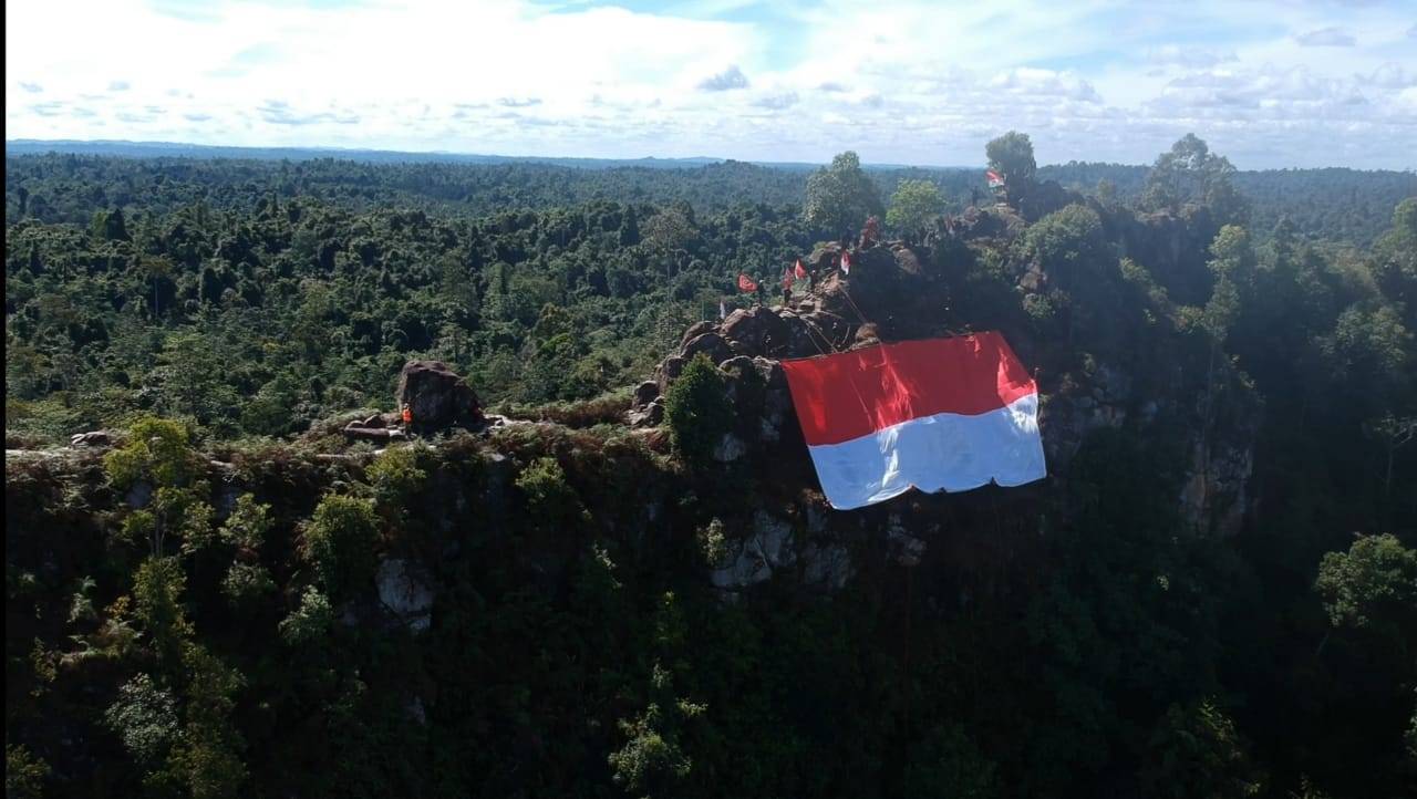 Peringati Sumpah Pemuda, Bendera Merah Putih Raksasa Terbentang di Pesisir Pantai PPU