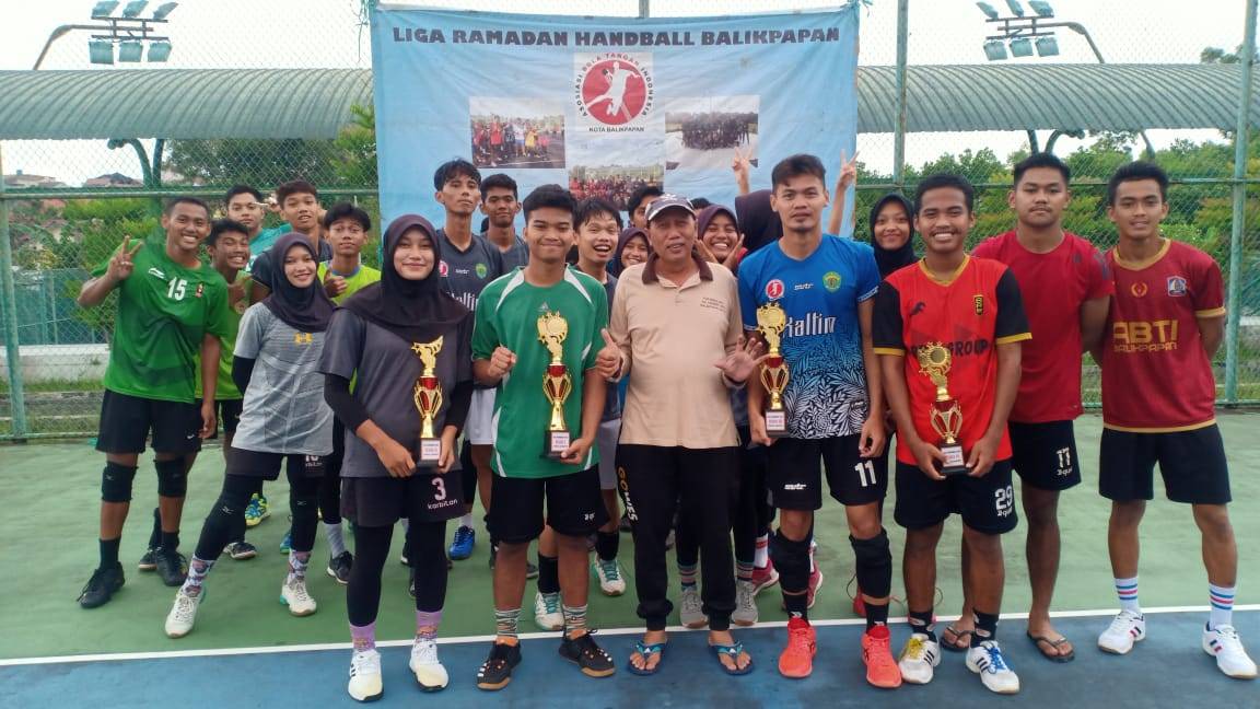 Atlet Bola Tangan Balikpapan Swadaya Bangun Lapangan