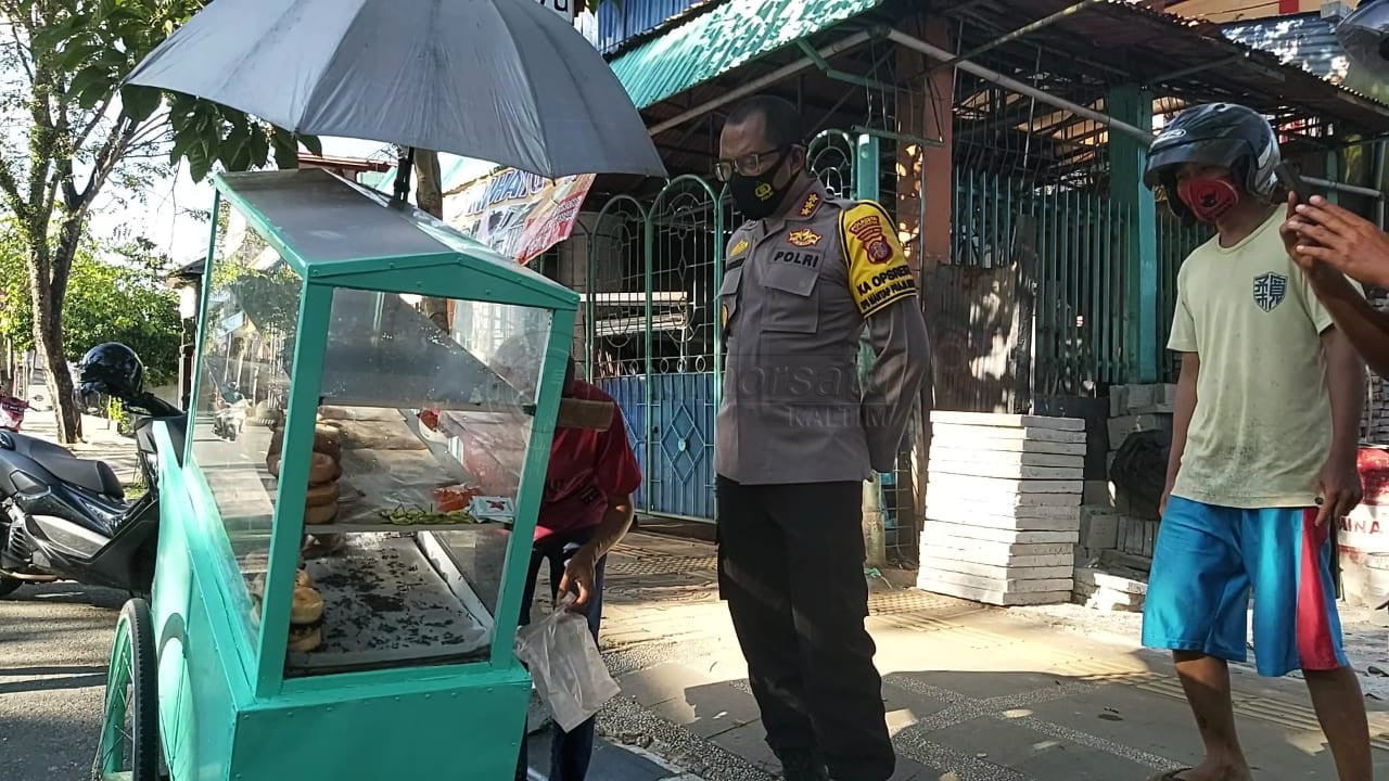 Bantu Perekonomian Pedagang, Kapolresta Balikpapan Borong Dagangannya