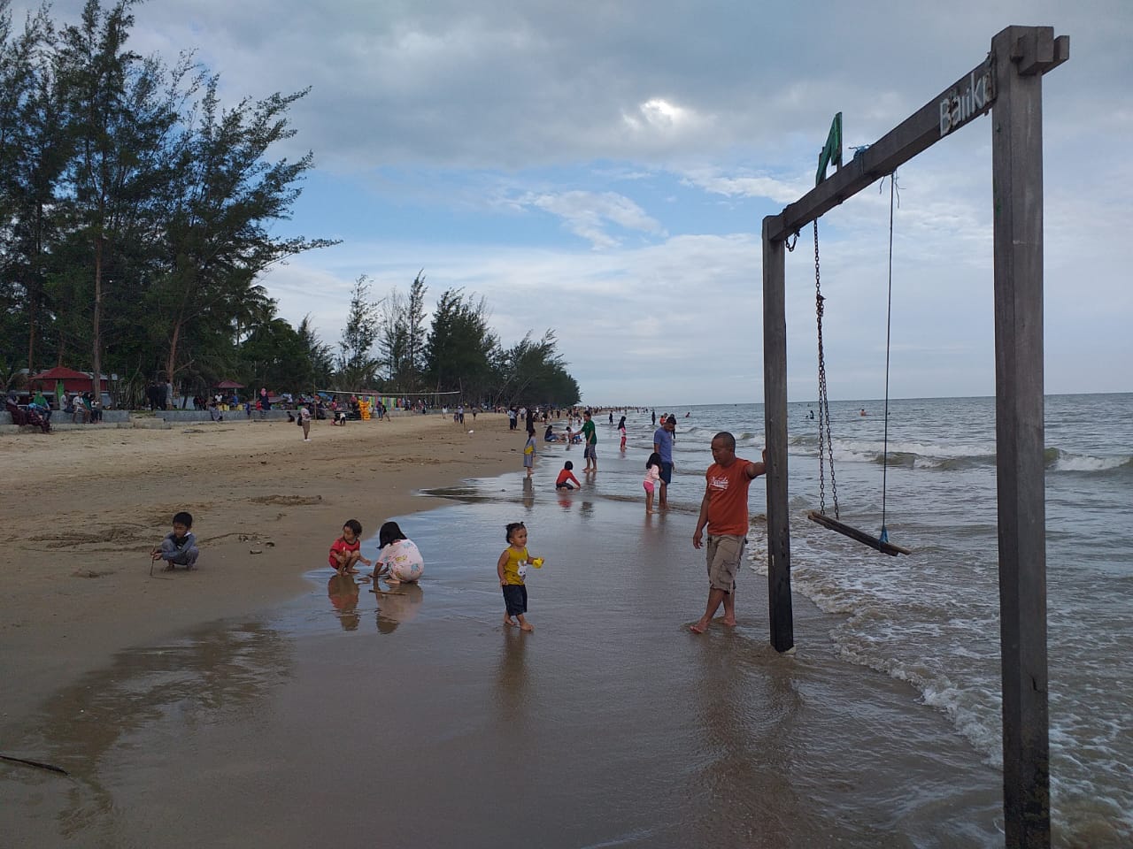 Pantai Manggar Raup Rp 300 Juta