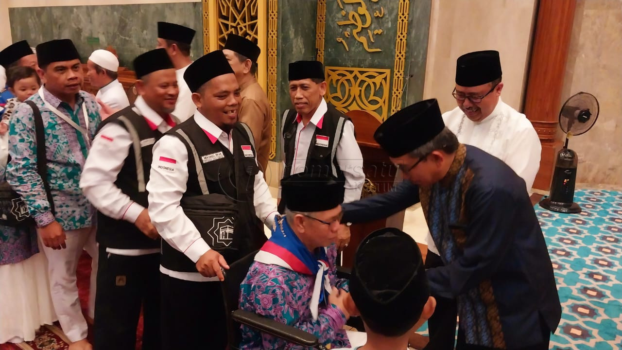 Lepas 172 Calon Haji, Bupati Ardiansyah Minta Doakan Kutim Lebih Baik