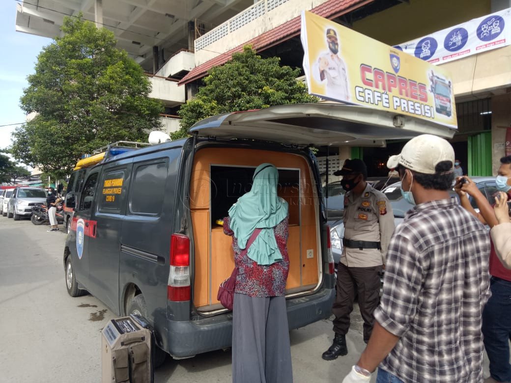 Mobil ‘Capres’ Keliling Balikpapan, Bagikan Masker dan Sembako Gratis