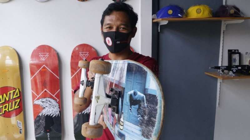 Insipiratif, Pria Ini Mengubah Hobi Skateboard Jadi Bisnis