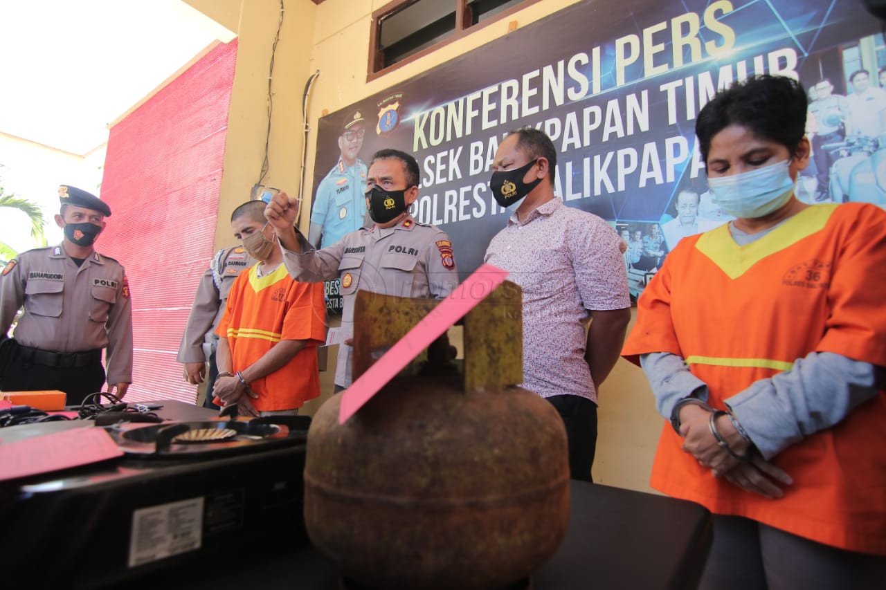 Pasutri Kompak Bobol Rumah di Siang Bolong