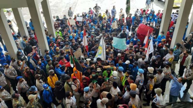 Mahasiswa Geruduk Gedung DPRD Bontang, Paksa Tolak Omnibus Law