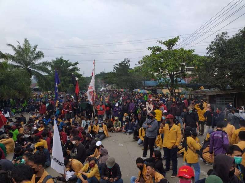 Kantor DPRD Kaltim Dikepung Massa Aksi Tolak UU Cipta Kerja