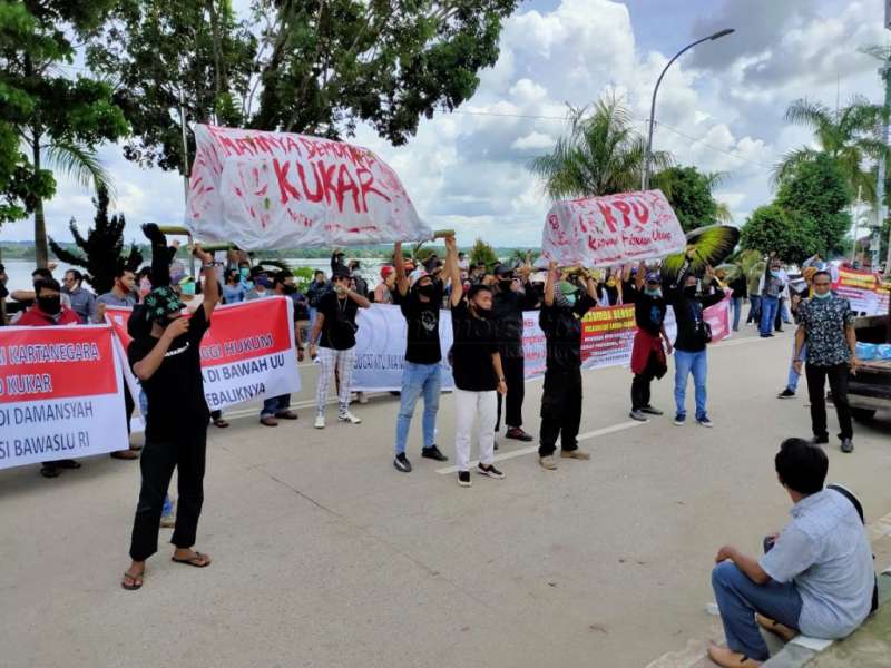 KPU Kukar Digeruduk Lagi, Minta Kejelasan Tindak Lanjut Rekomendasi Bawaslu RI Terhadap Edi Damansyah