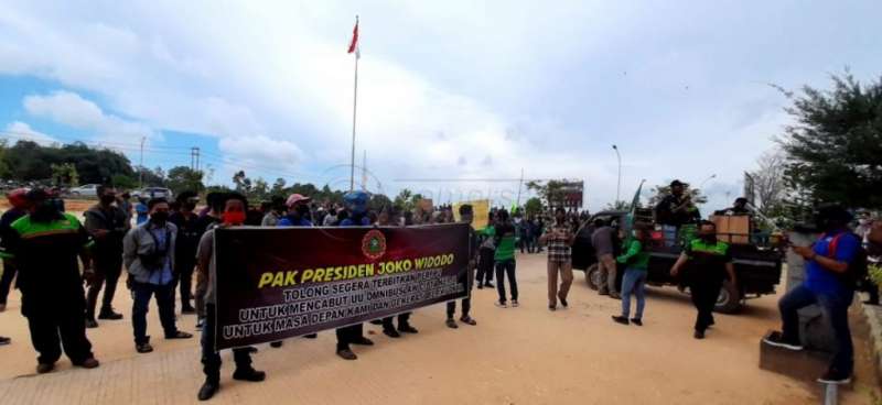 Tolak UU Ciptaker, Ratusan Buruh Geruduk Kantor DPRD PPU