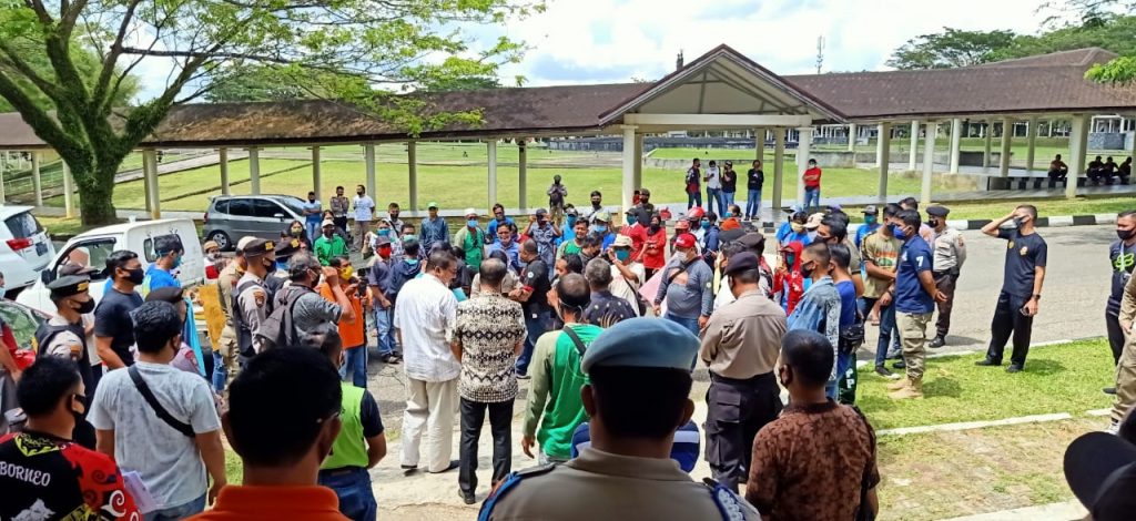 Warga Desa Kampung Baru Demo Camat Tabang