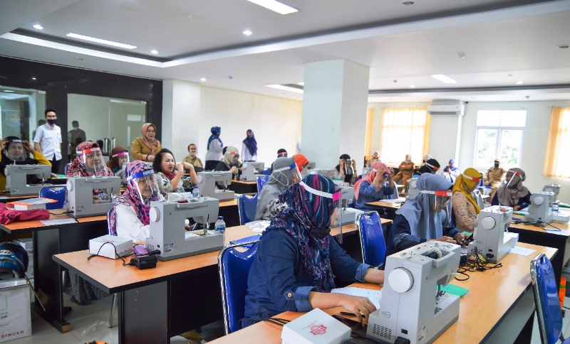 Latihan Menjahit Baju Hazmat di Samarinda Terapkan Protokol COVID-19