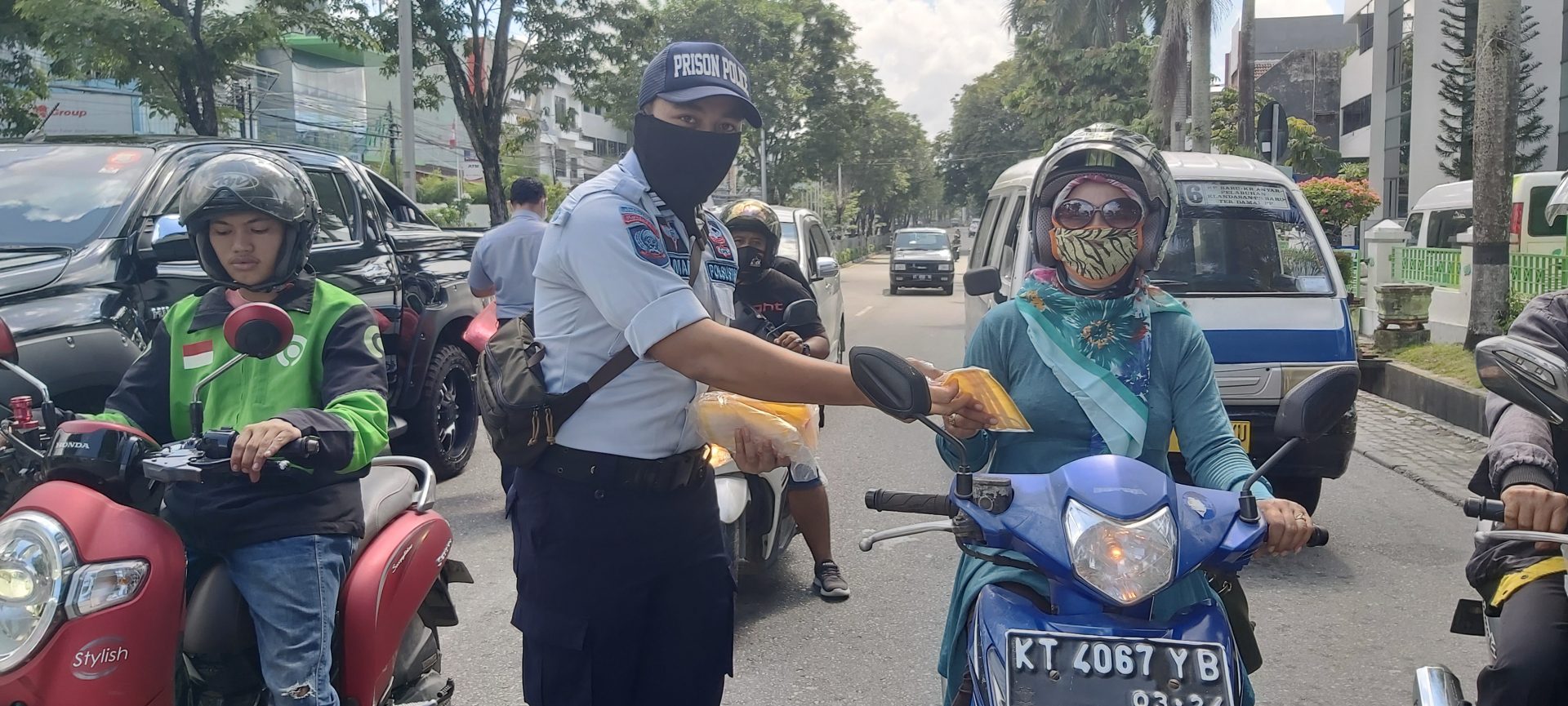 Lapas dan Rutan Bagikan 400 Masker untuk Warga Balikpapan