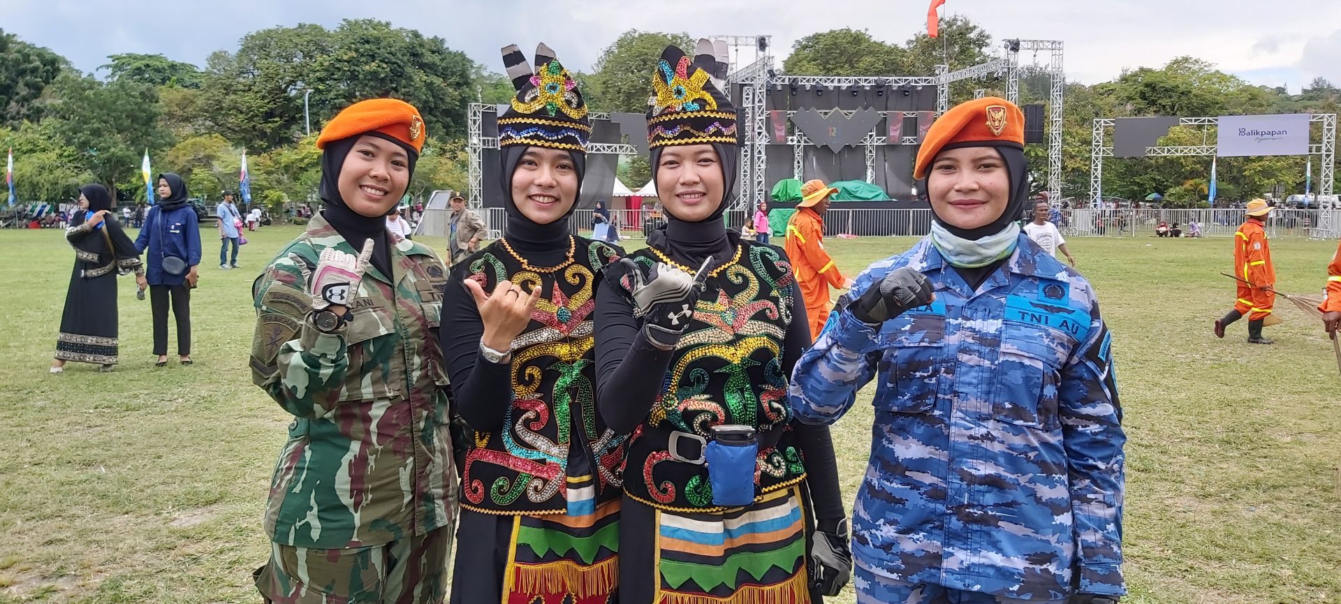 Penerjun Payung Perempuan Ramaikan HUT Balikpapan