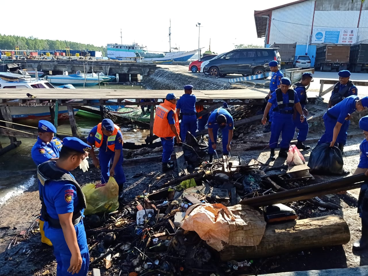 Aparat di Balikpapan Angkut Sampah Plastik 1 Ton