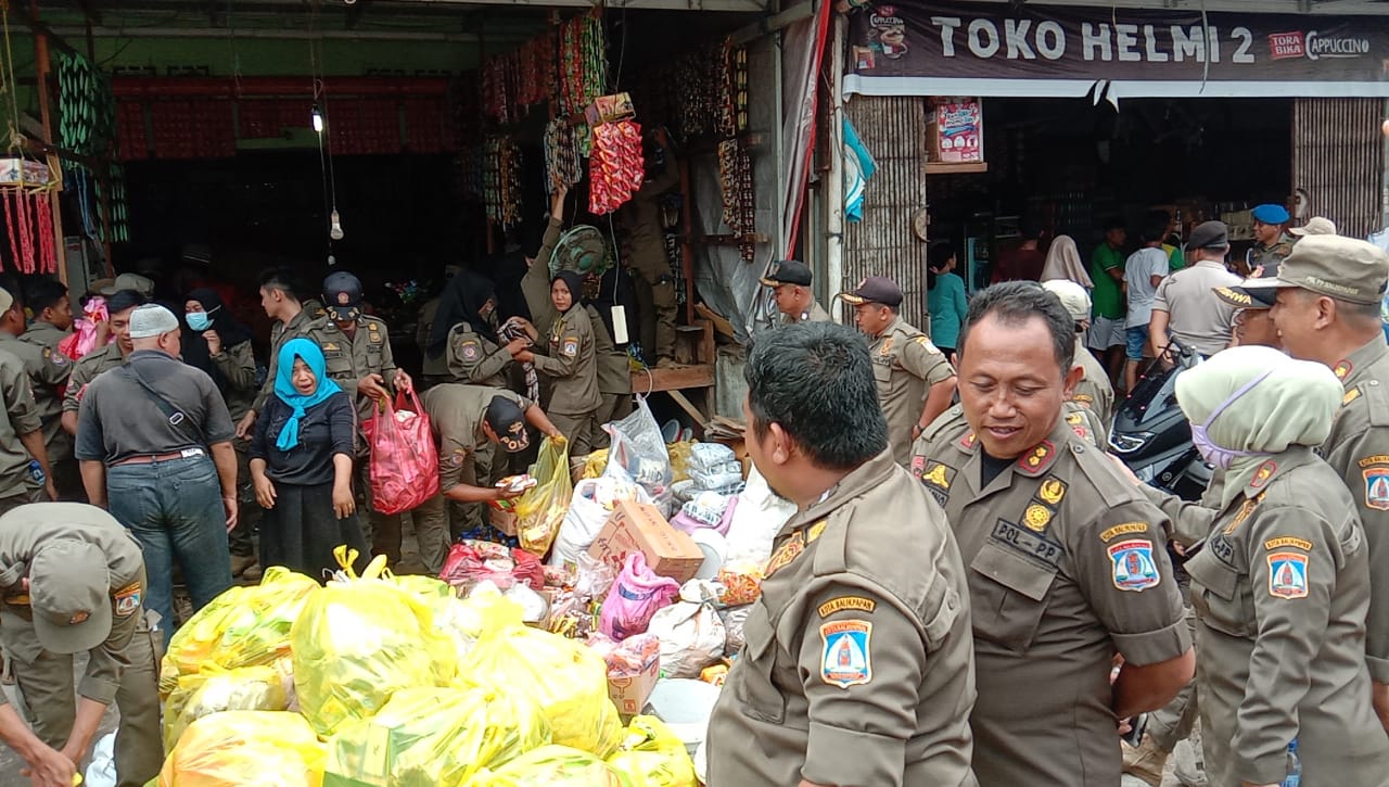 Satpol PP Tertibkan Pedagang Pasar Pandansari