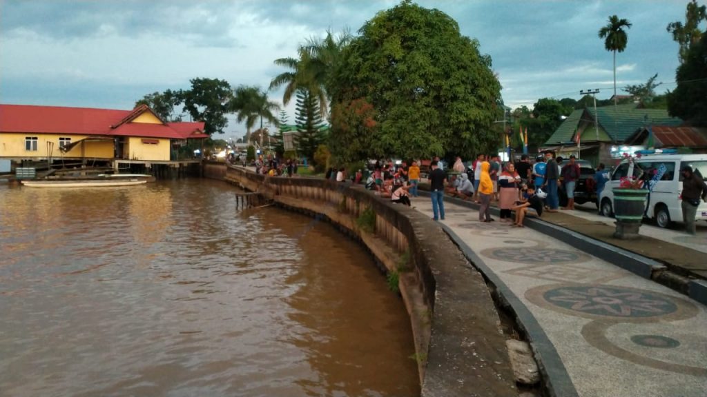 Diduga Rem Blong, Mobil Triton Terjun Bebas ke Sungai Mahakam