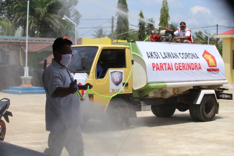 Bagikan Masker Gratis dan Semprot 5.000 Liter Disinfektan di Tiga Kecamatan