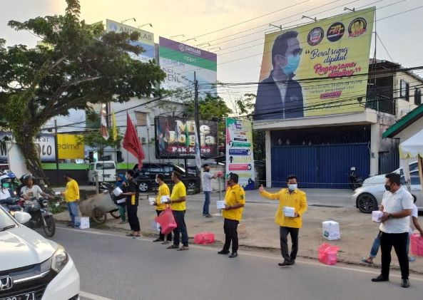 Pengurus Golkar Balikpapan Selatan Bagi-Bagi Takjil