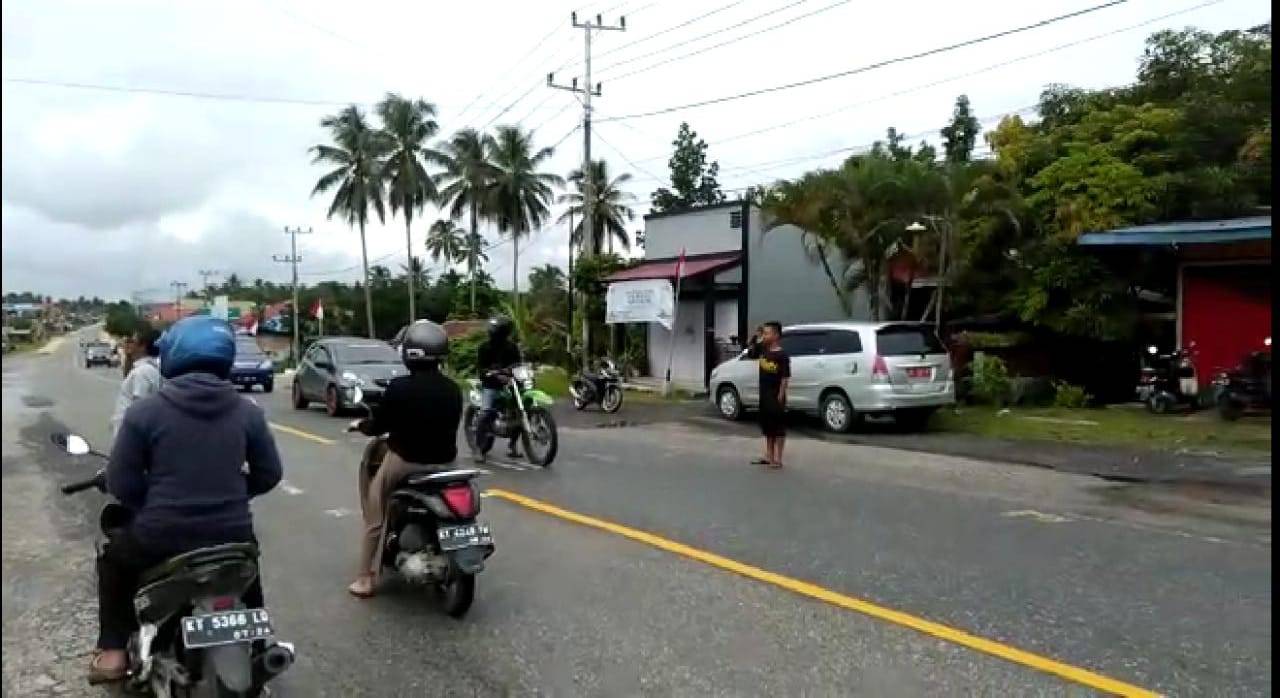 Peringati HUT Ke-76 RI, Warga Waru PPU Hormat Bendera di Tengah Jalan