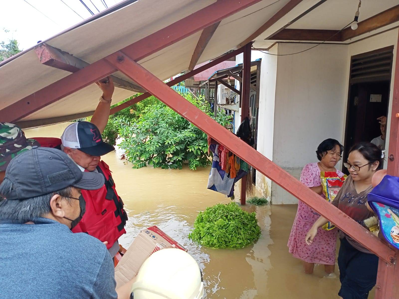 Isran Noor Tinjau Lokasi Banjir Balikpapan, Pemkot Bantu Dapur Umum