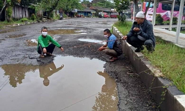 Protes Jalan Rusak, Warga Memancing di Lubang Jalan