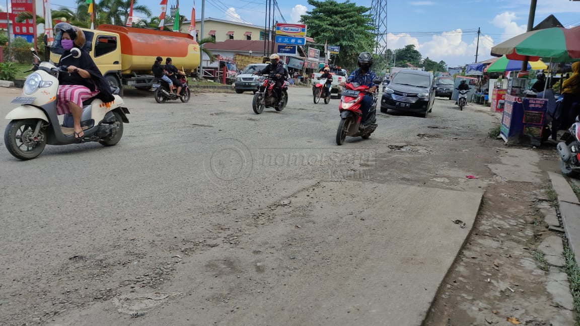 Lubang Makin Banyak, Warga Tagih Janji Pemkab Kukar Perbaiki Jalan Teluk Dalam